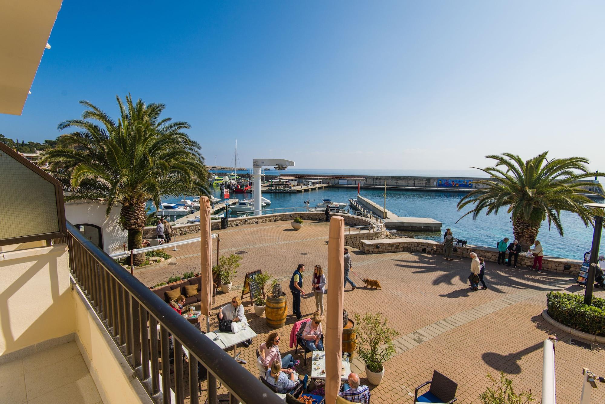 Hostal Port Corona Cala Ratjada  Exterior photo