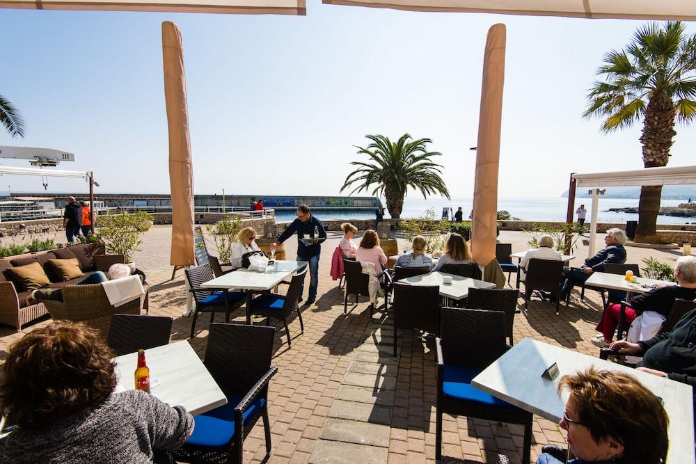 Hostal Port Corona Cala Ratjada  Exterior photo
