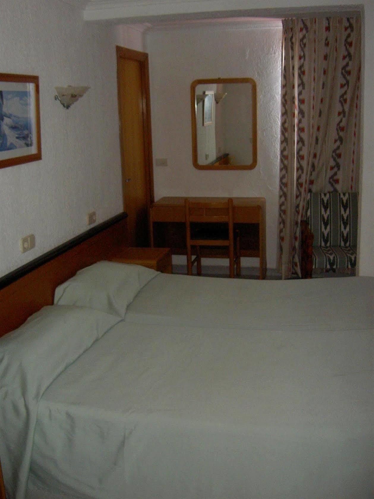 Hostal Port Corona Cala Ratjada  Exterior photo