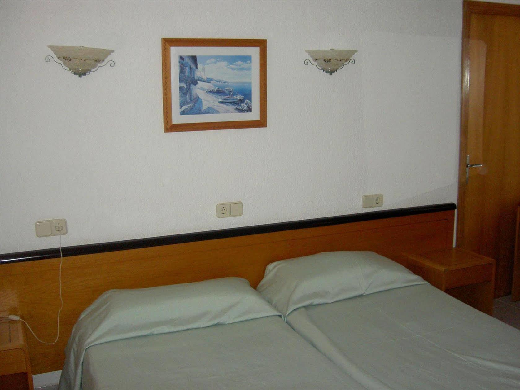 Hostal Port Corona Cala Ratjada  Exterior photo